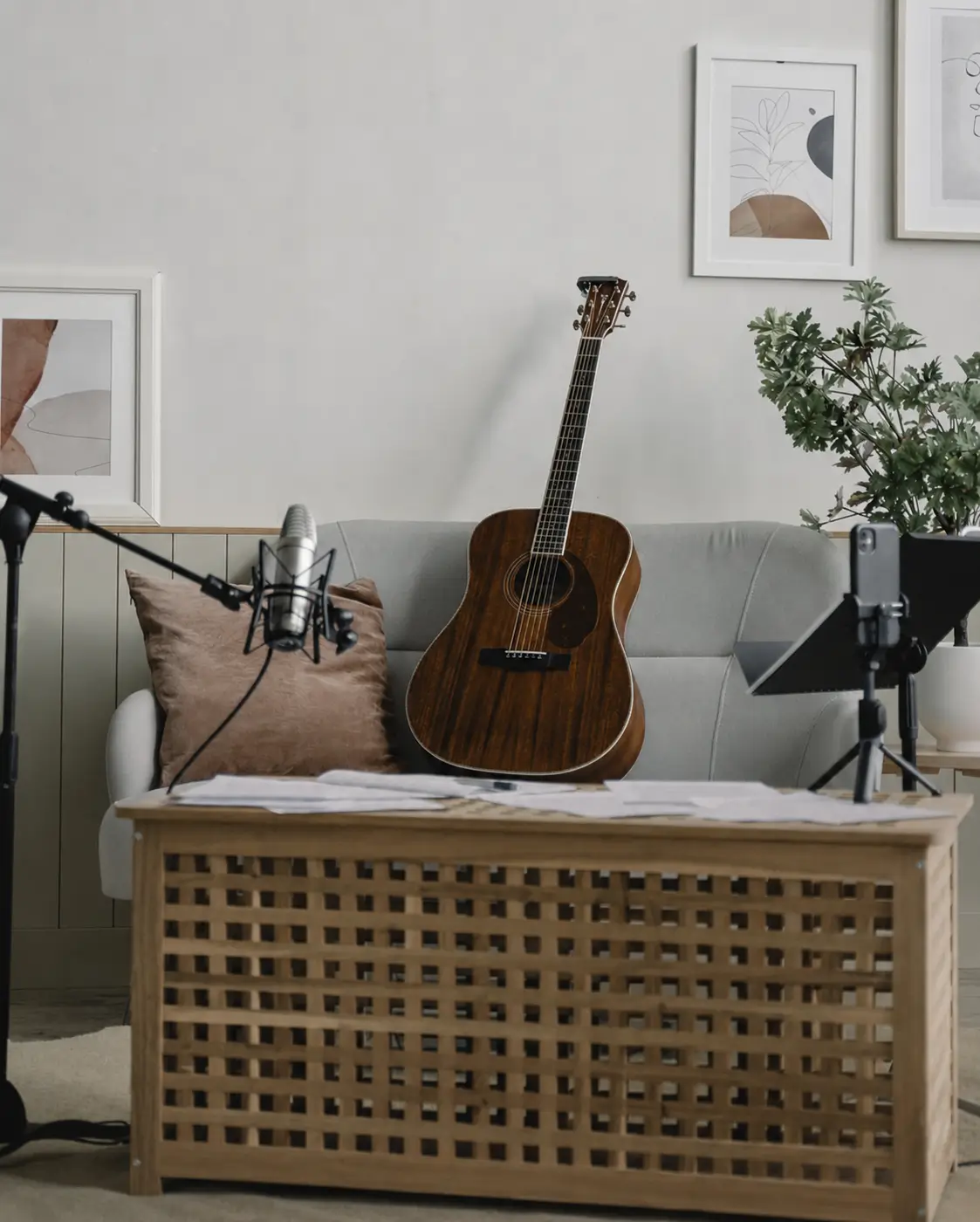 Guitarra acústica y micrófono en el espacio acogedor donde se dictan las clases