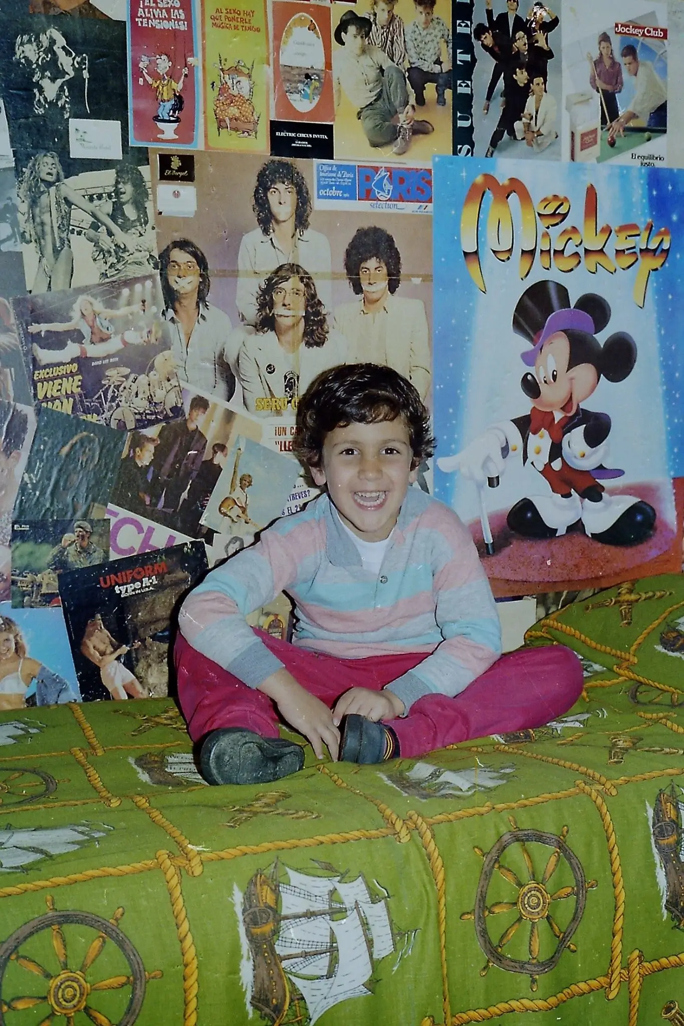 Guille de chico en su cuarto, rodeado de pósters de música